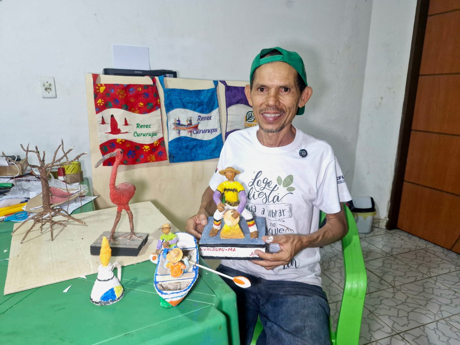 Feira do Empreendedor: do lixo que o mar devolve nasce a arte que preserva a Resex de Cururupu